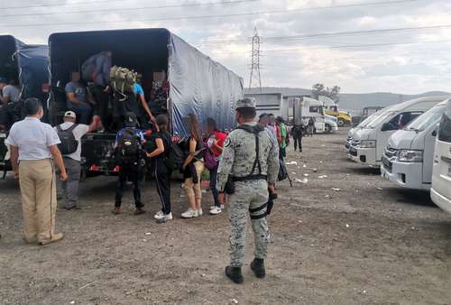 They secure 330 migrants on the Puebla-Orizaba highway