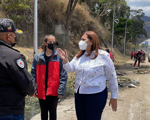 They supervise maintenance work in the vicinity of the Poliedro de Caracas