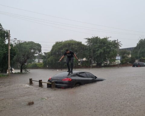 Torrential rain floods neighborhoods and streets of Santa Cruz and leaves serious damage