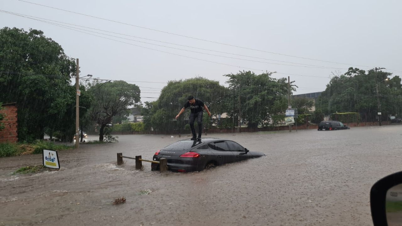 Torrential rain floods neighborhoods and streets of Santa Cruz and leaves serious damage