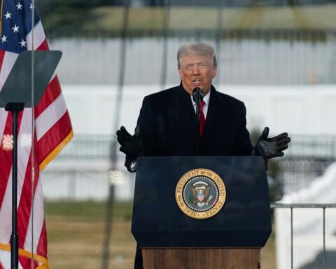 El entonces presidente Donald Trump arengando a manifestantes el 6 de enero. Foto: Financial Times.