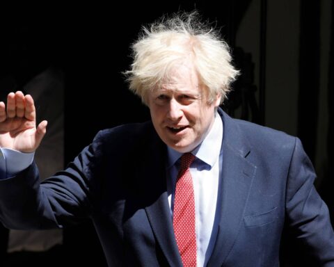 El primer ministro Boris Johnson saliendo de 10 Downing Street, en Londres. Foto: Tolga Akmen, AFP.