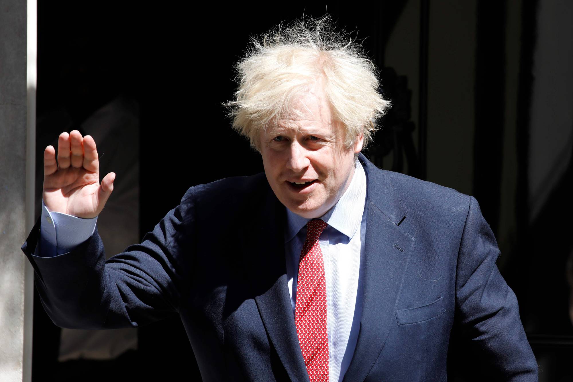 El primer ministro Boris Johnson saliendo de 10 Downing Street, en Londres. Foto: Tolga Akmen, AFP.
