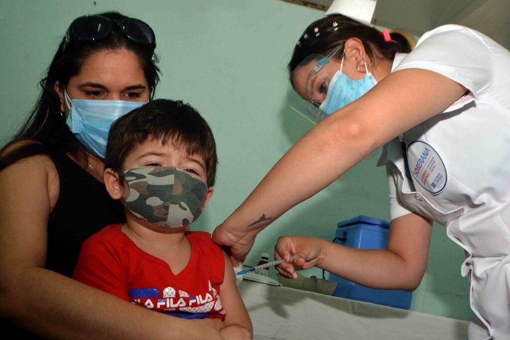 Vacunación anticovid con el fármaco Soberana 02 a la población pediátrica en la provincia cubana de Cienfuegos. Foto: Modesto Gutiérrez Cabo / ACN / Archivo.