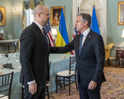 El secretario de Estado de EEUU junto al Primer Ministro ucraniano Denys Shmyhal. Foto: Twitter de Antony Blinken.