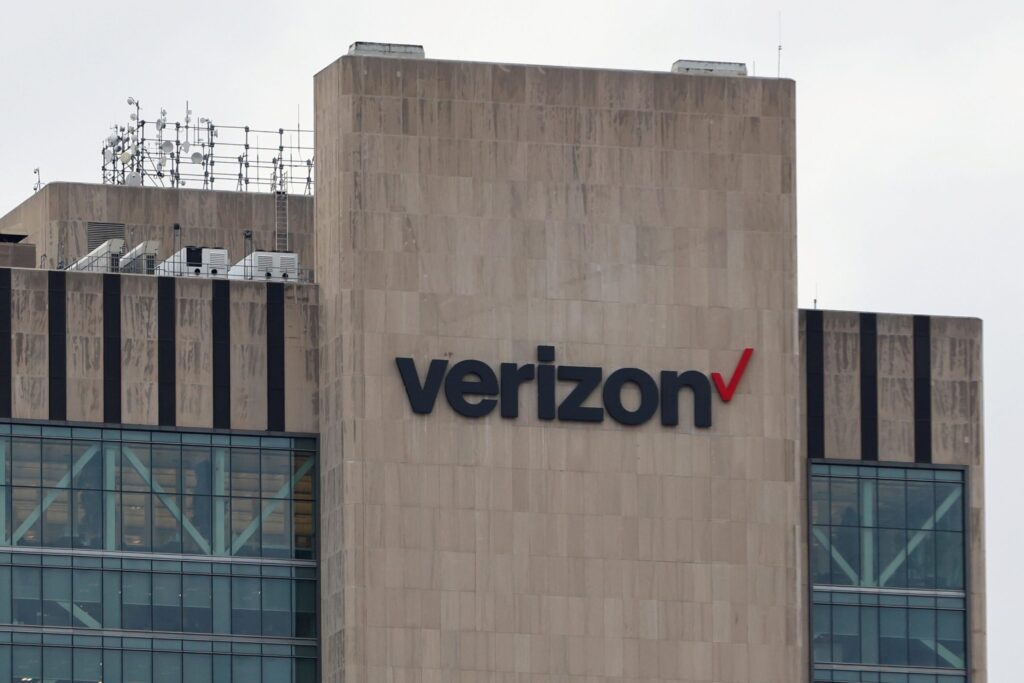 El logo de Verizon en Manhattan, New York. Foto: Andrew Kelly/Reuters.