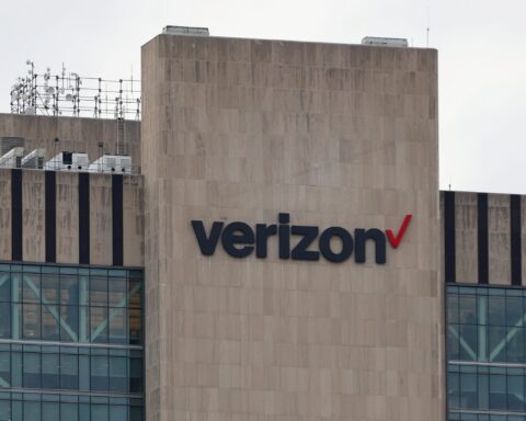 El logo de Verizon en Manhattan, New York. Foto: Andrew Kelly/Reuters.