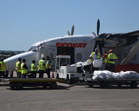 Una donación de leche en polvo realizada por organizaciones estadounidense llega al aeropuerto José Martí, en La Habana. Foto: Prensa Latina (PL)