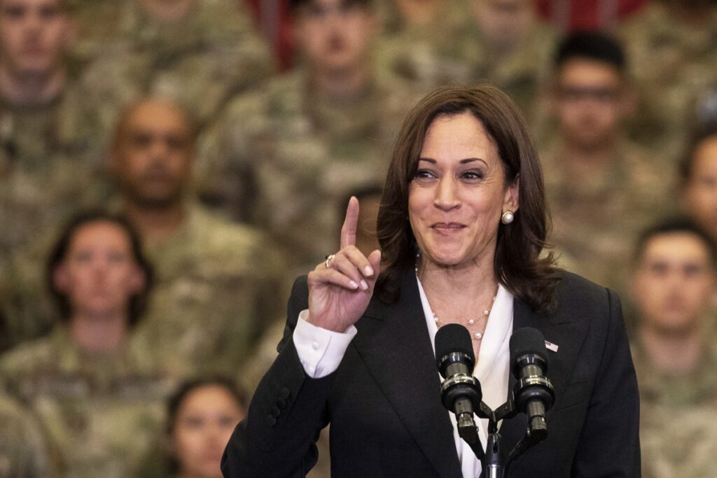 La vicepresidenta de Estados Unidos, Kamala Harris, durante un discurso en una visita a la base de la Fuerza Espacial Vandenberg, en Lompoc, Estados Unidos, el 18 de abril de 2022. Foto: Etienne Laurent / EFE.