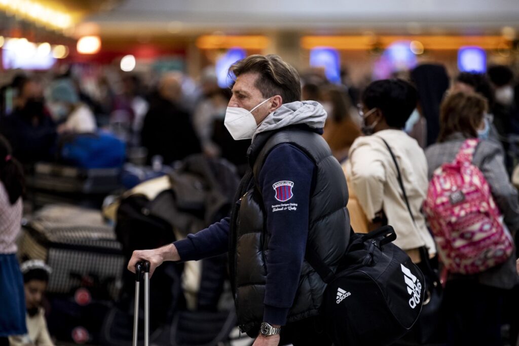 Pasajeros se protegen con mascarillas en el Aeropuerto Internacional de Los Ángeles, Estados Unidos. Foto: Etienne Laurent /EFE.