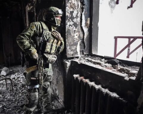 Ukrainian soldiers rule out surrender to Russian siege in Mariupol