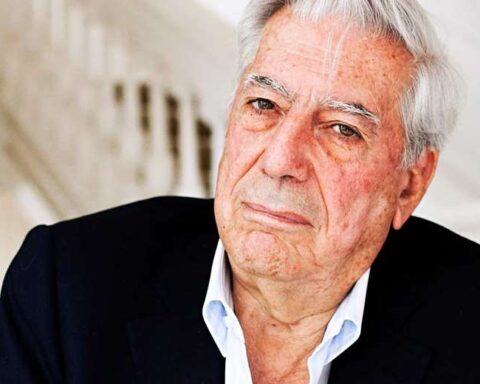 Vargas Llosa is admitted to a clinic for coronavirus, but his health "evolves favorably"according to his son