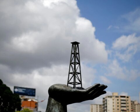 Venezuela's PDVSA seeks tankers in anticipation of possible sanctions relief