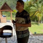 Video: Juan Manuel Méndez no pierde su pasión por el karaoke y tira sus pasitos