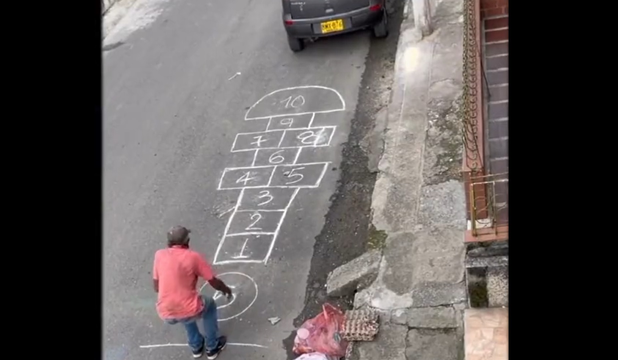Video: Street dweller plays greedy and causes nostalgia among many adults