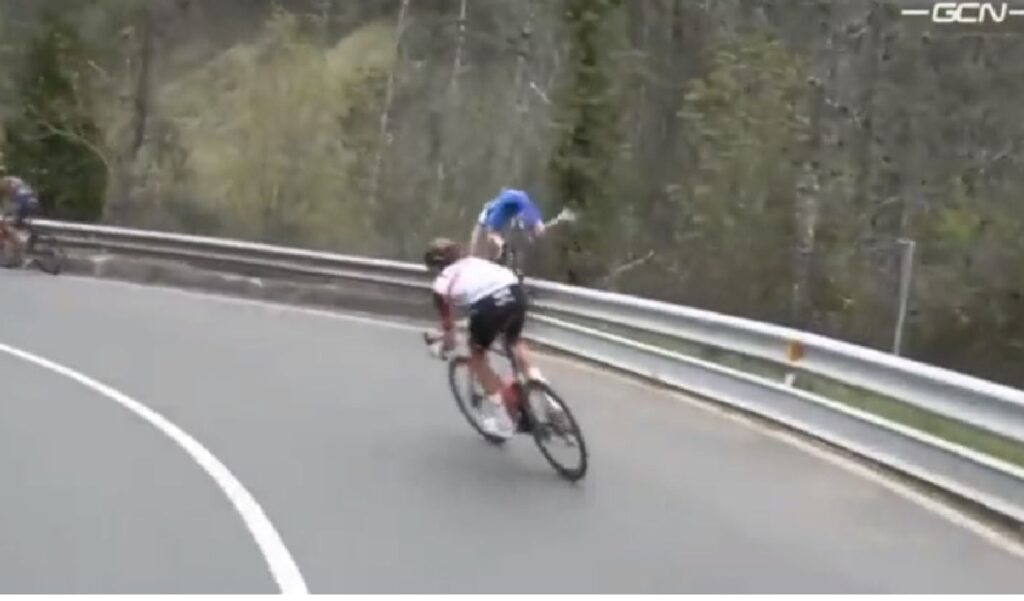 Videos |  Cyclist goes through a ravine in Tour of the Basque Country