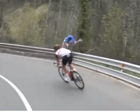 Videos |  Cyclist goes through a ravine in Tour of the Basque Country