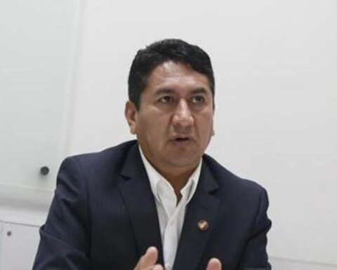 Vladimir Cerrón criticized Verónika Mendoza by indicating that Anahí Durand is an advisor to the Executive