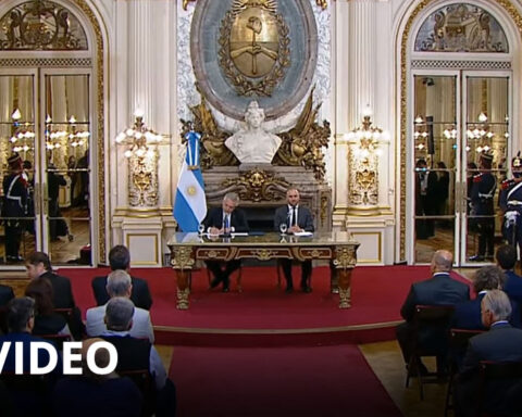 What does the extraordinary income tax contribution consist of?