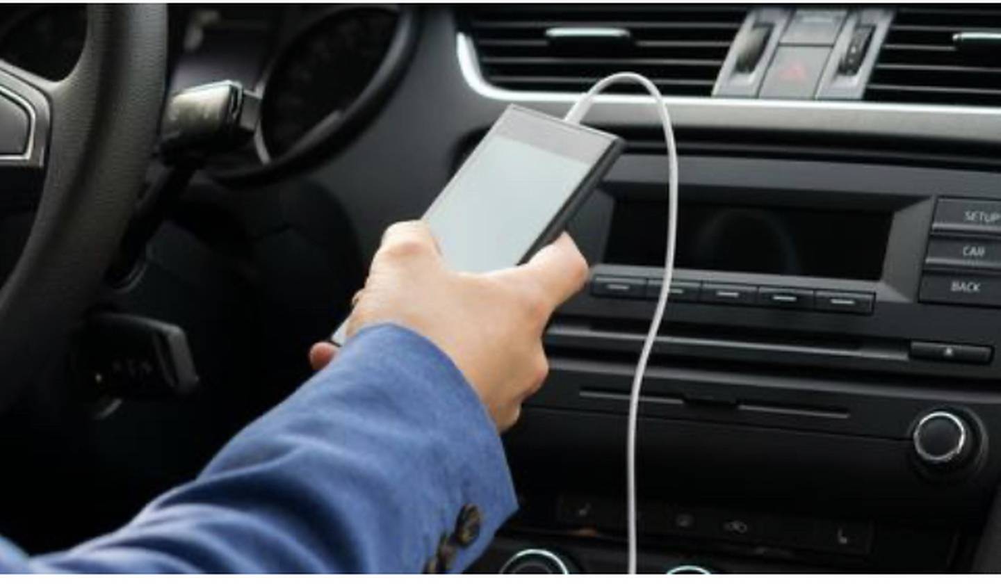 ¿Por qué no debe cargar su celular en el automóvil?
