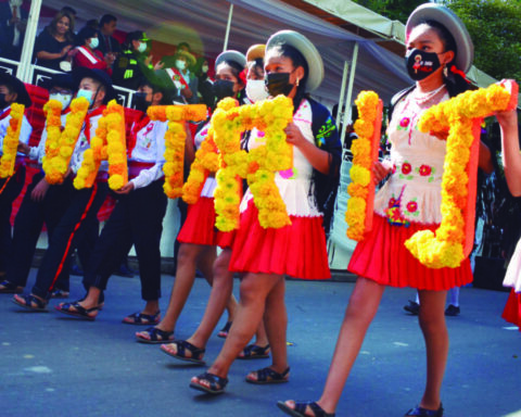 With a colorful parade, Tarija begins its celebrations