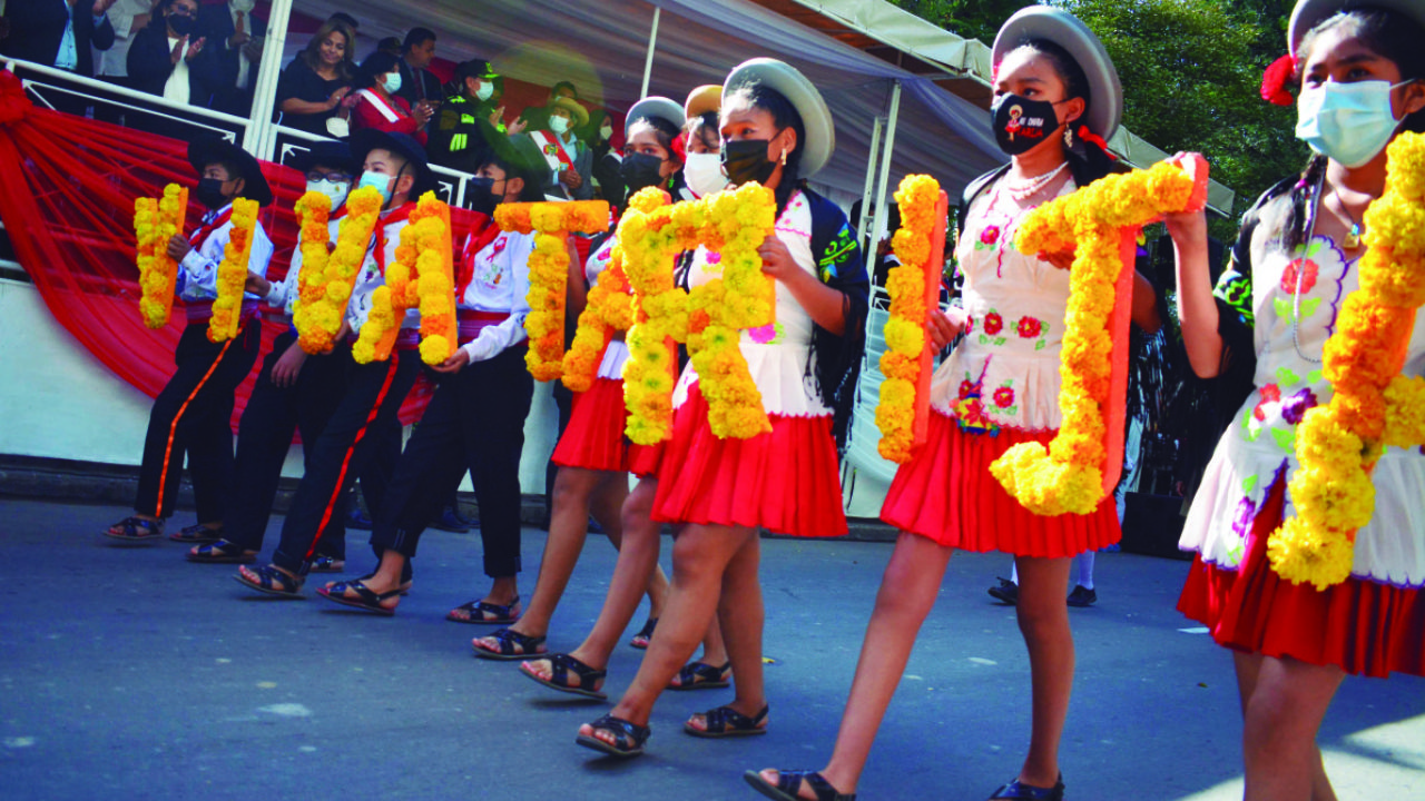 With a colorful parade, Tarija begins its celebrations