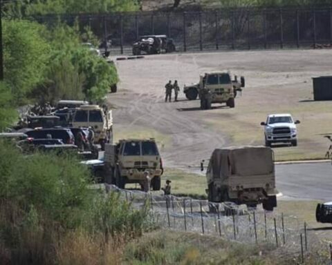 With barbed wire, the governor of Texas seeks to prevent the crossing of Cubans into the US