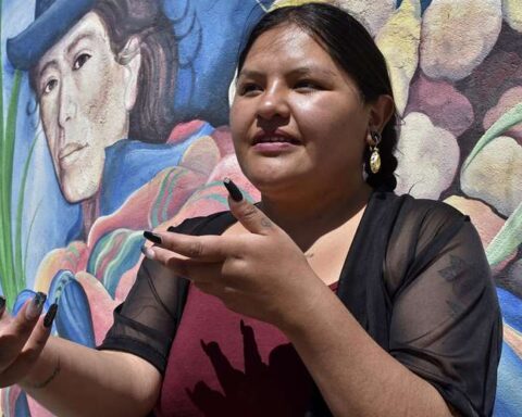 With panpipes and charangos, the Aymara Alwa raps her rebellion in Bolivia