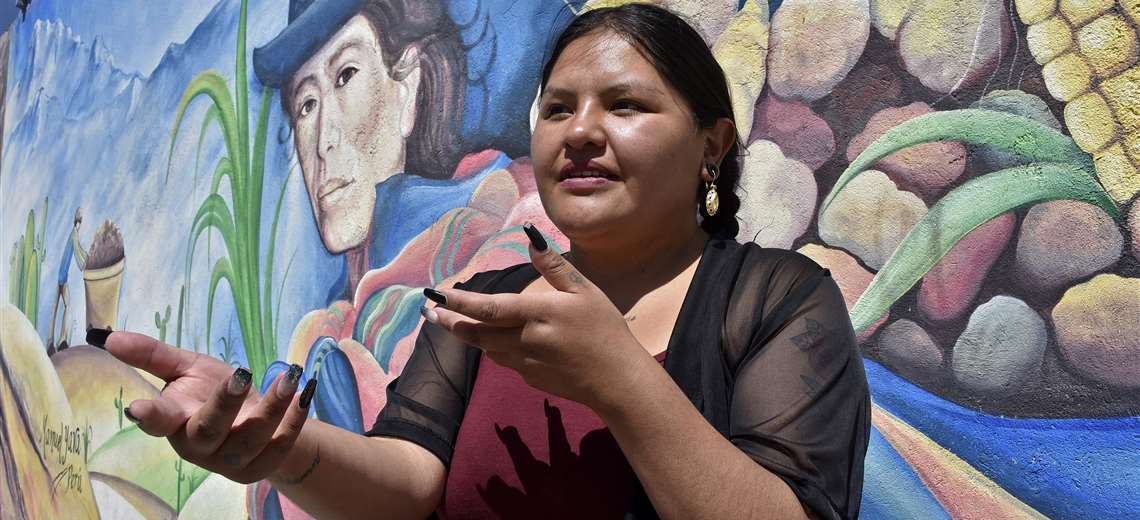 With panpipes and charangos, the Aymara Alwa raps her rebellion in Bolivia