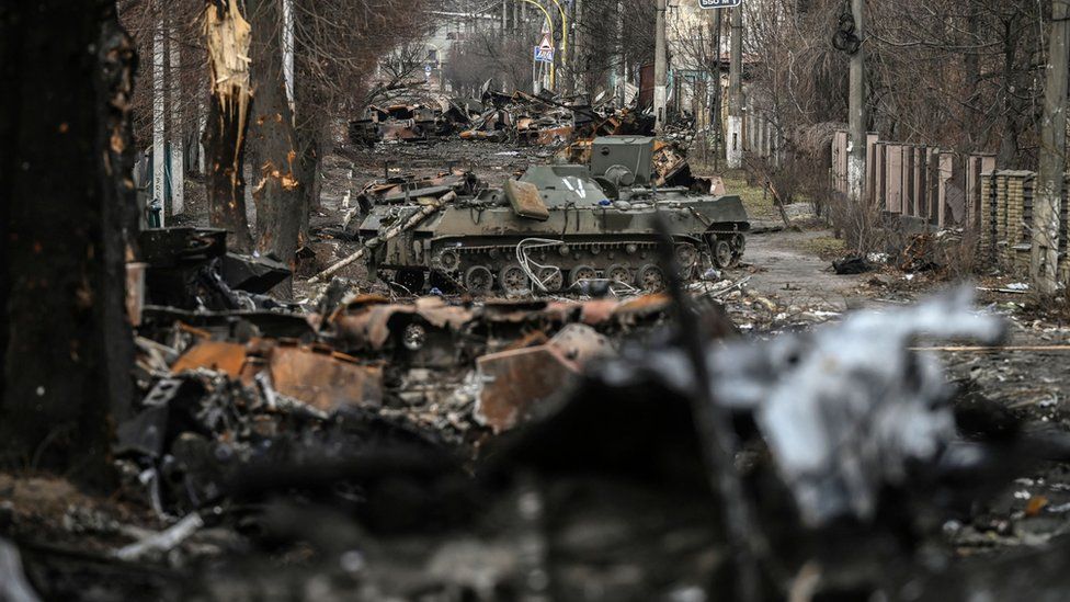 Armamento ruso inutilizado por los ucranianos en Bucha. Foto: BBC.