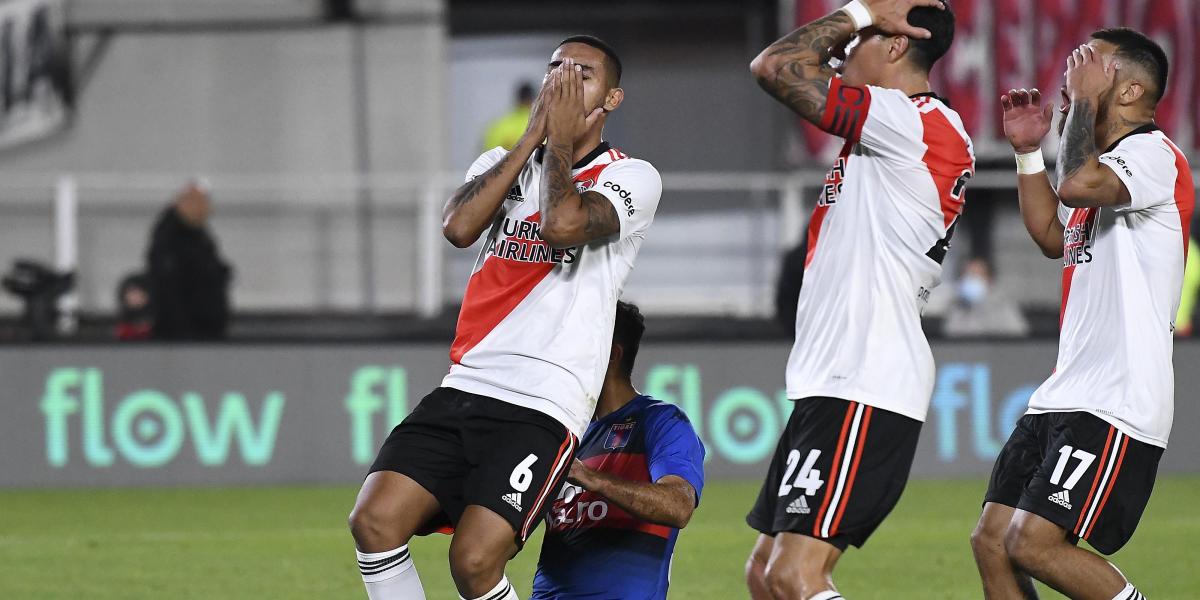 1-2: Monumental Surprise!  Tigre eliminates River and there will be no Superclásico