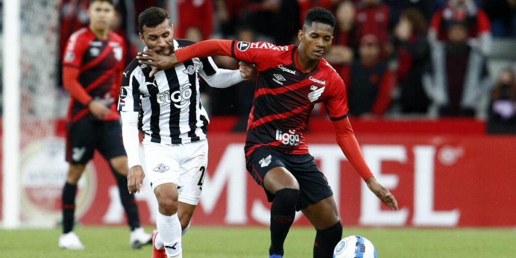 2-0: Paranaense's win brings excitement to group B