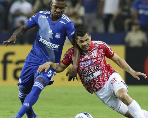 7-0: Emelec scores, goes to the round of 16 and Rescalvo breathes