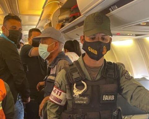 A Venezuelan is arrested for irregular behavior during a flight to Panama