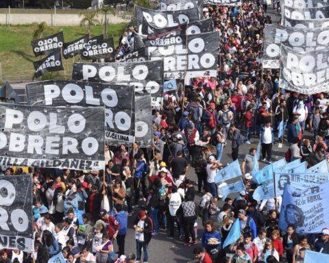 A massive march from the Polo Obrero advances towards the ANSES