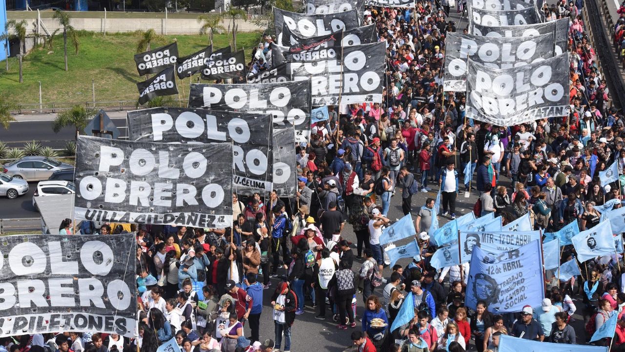 A massive march from the Polo Obrero advances towards the ANSES