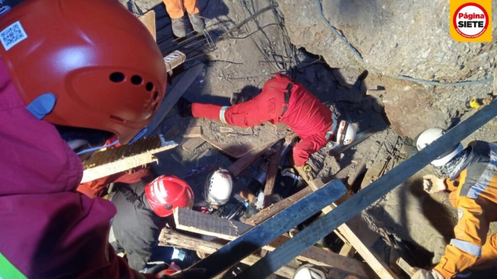 A miracle and dozens of rescuers save Ángel, the worker buried in La Paz