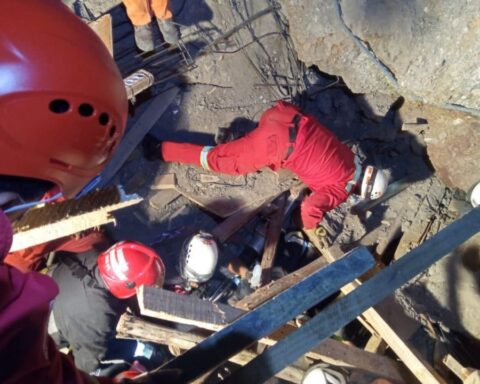 A miracle and dozens of rescuers save Ángel, the worker buried in La Paz