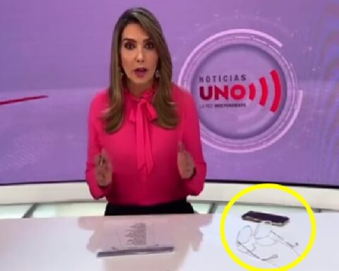 A sheet on the table, the explanation for the strange movement of the presenter's glasses in the middle of the news