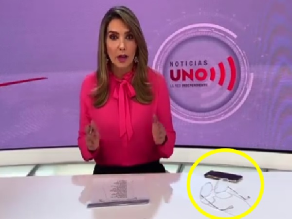 A sheet on the table, the explanation for the strange movement of the presenter's glasses in the middle of the news
