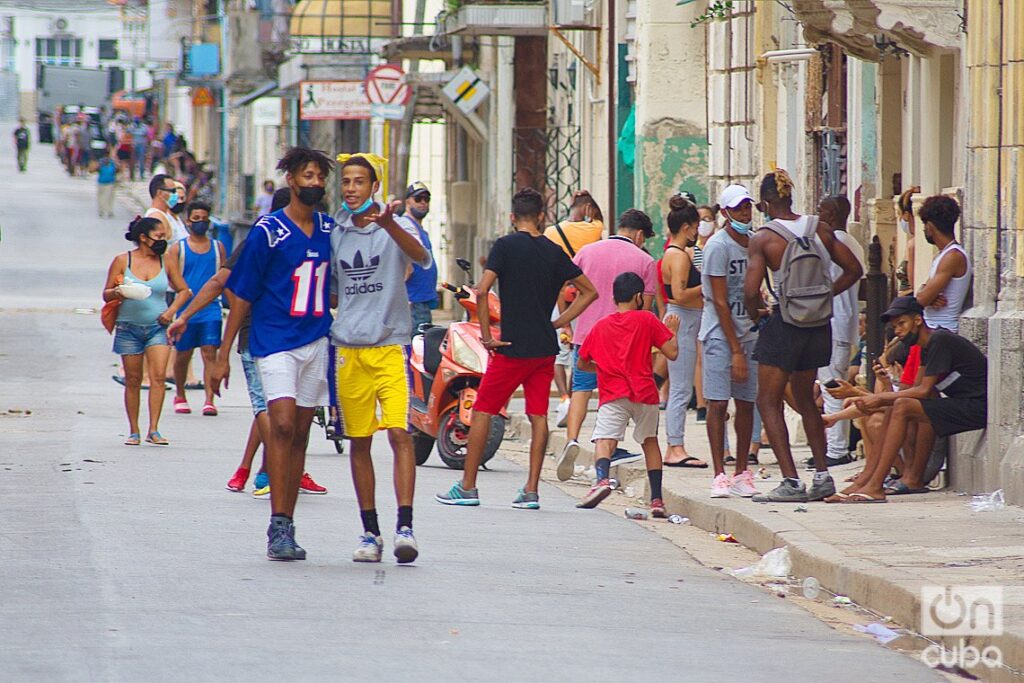 Personas en una calle de La Habana, durante la actual oleada de la COVID-19. Foto: Otmaro Rodríguez.