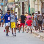 Personas en una calle de La Habana, durante la actual oleada de la COVID-19. Foto: Otmaro Rodríguez.