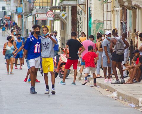 Personas en una calle de La Habana, durante la actual oleada de la COVID-19. Foto: Otmaro Rodríguez.