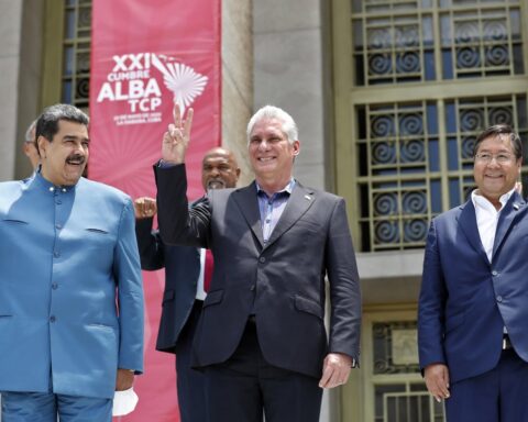 Los presidentes de Cuba, Miguel Diaz-Canel (c), de Venezuela, Nicolás Maduro (i), y de Bolivia, Luis Arce (d), saludan durante la foto oficial de la XXI Cumbre de la Alianza Bolivariana de los Pueblos de Nuestra América (ALBA), en La Habana, el viernes 27 de mayo de 2022. Foto: Ernesto Mastrascusa / EFE.