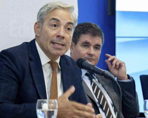 ANEP received a donation of mobile phones that it will distribute among students