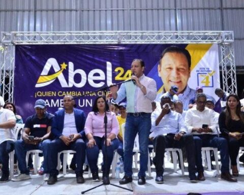 Abel Martínez pide a madres resistir «penurias» dos años que restan a Abinader