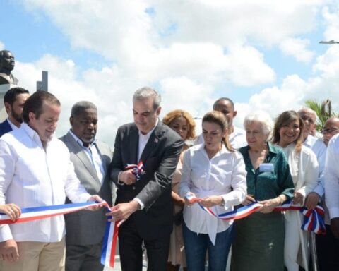 President Luis Abinader cuts the ribbon this morning when he inaugurates the renovation of Plaza José Francisco Peña Gómez.