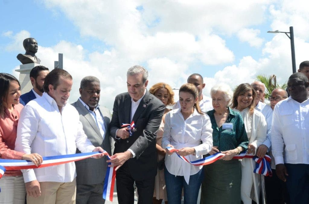 President Luis Abinader cuts the ribbon this morning when he inaugurates the renovation of Plaza José Francisco Peña Gómez.