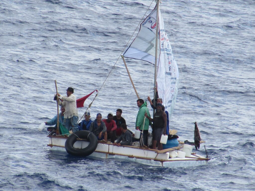 Un grupo de balseros cubanos fotografiados en alta mar. Foto: Guardia Costera de EE.UU. / Archivo.