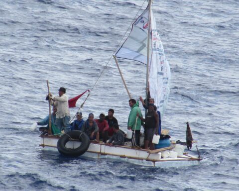 Un grupo de balseros cubanos fotografiados en alta mar. Foto: Guardia Costera de EE.UU. / Archivo.